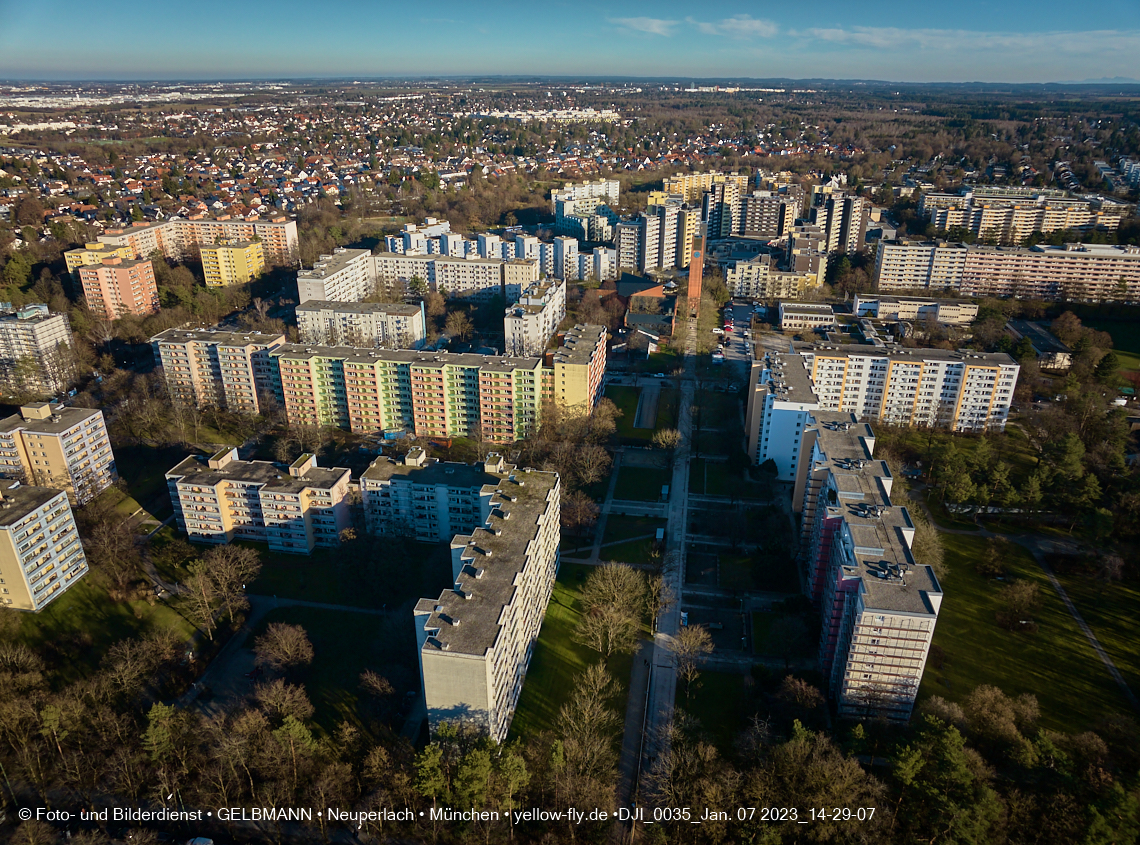07.01.2023 - Luftbilder von der Baustelle Karl-Marx-Ring 11-21 und Kurt-Eisner-Straße in Neuperlach